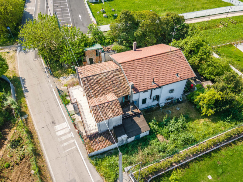 Proponiamo in vendita CASA ACCOSTATA da ristrutturare -costruzione degli anni ‘ 60, inserita in u...
