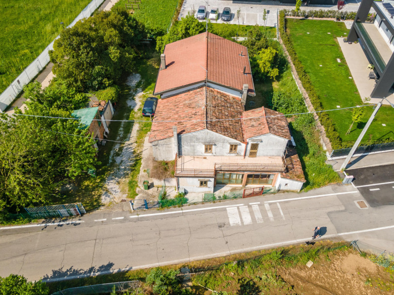Proponiamo in vendita CASA ACCOSTATA da ristrutturare -costruzione degli anni ‘ 60, inserita in u...