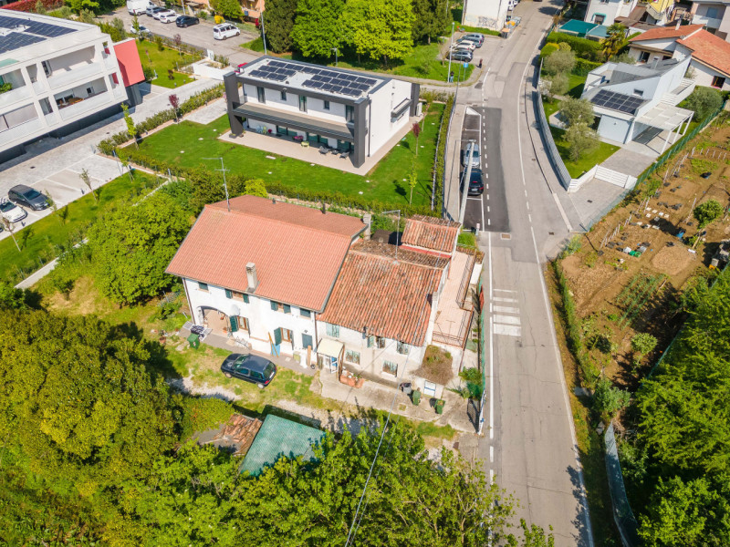 Proponiamo in vendita CASA ACCOSTATA da ristrutturare -costruzione degli anni ‘ 60, inserita in u...
