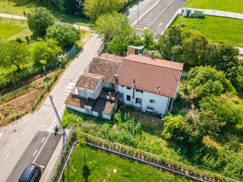Proponiamo in vendita CASA ACCOSTATA da ristrutturare -costruzione degli anni ‘ 60, inserita in u...