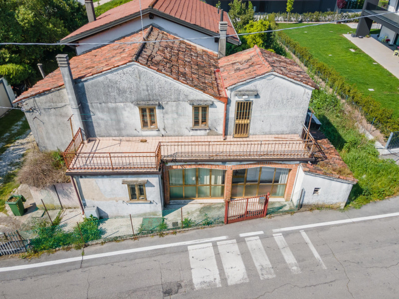 Proponiamo in vendita CASA ACCOSTATA da ristrutturare -costruzione degli anni ‘ 60, inserita in u...