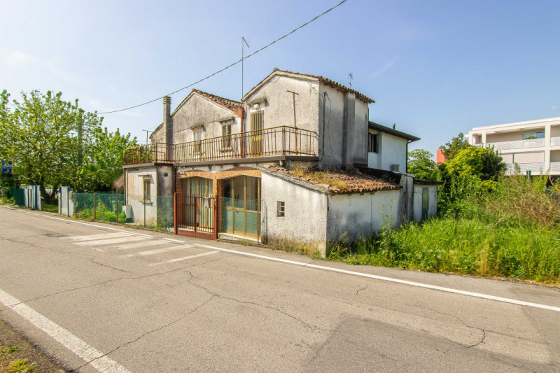 Proponiamo in vendita CASA ACCOSTATA da ristrutturare -costruzione degli anni ‘ 60, inserita in u...