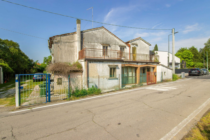 Proponiamo in vendita CASA ACCOSTATA da ristrutturare -costruzione degli anni ‘ 60, inserita in u...