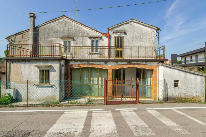 Proponiamo in vendita CASA ACCOSTATA da ristrutturare -costruzione degli anni ‘ 60, inserita in u...