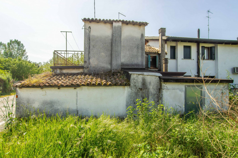 Proponiamo in vendita CASA ACCOSTATA da ristrutturare -costruzione degli anni ‘ 60, inserita in u...