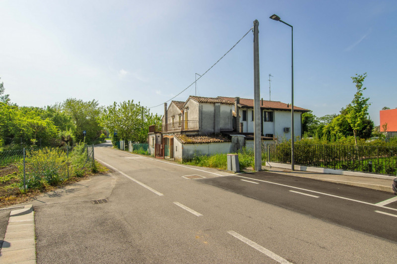 Proponiamo in vendita CASA ACCOSTATA da ristrutturare -costruzione degli anni ‘ 60, inserita in u...