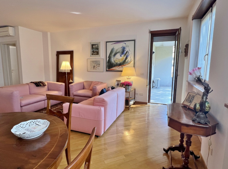 TRICAMERE CON GRANDI TERRAZZE ABITABILI E GARAGE - POSIZIONE DEFILATA DAL TRAFFICO - RIF. 8385
Ne...