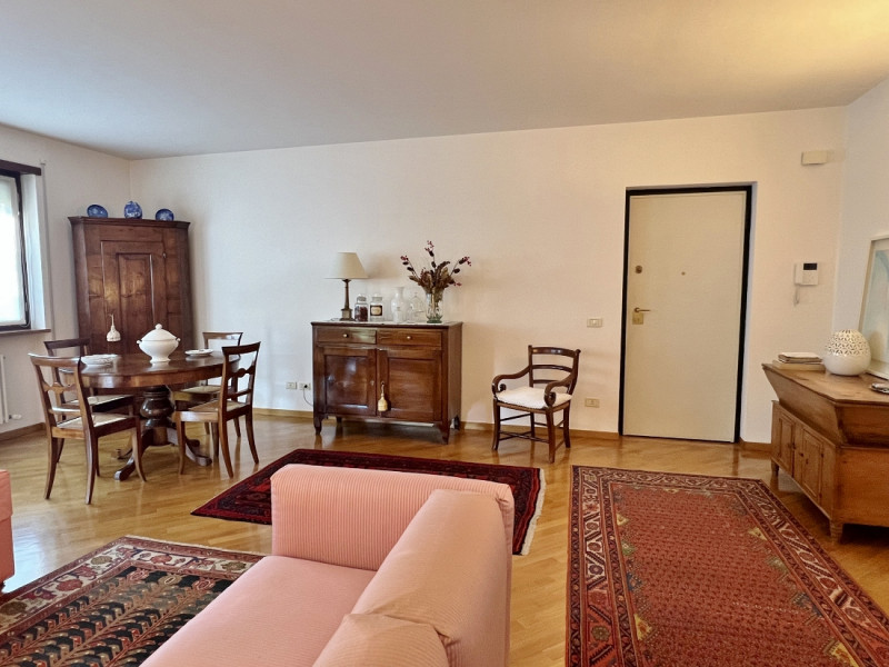 TRICAMERE CON GRANDI TERRAZZE ABITABILI E GARAGE - POSIZIONE DEFILATA DAL TRAFFICO - RIF. 8385
Ne...