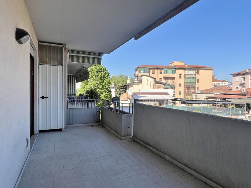 TRICAMERE CON GRANDI TERRAZZE ABITABILI E GARAGE - POSIZIONE DEFILATA DAL TRAFFICO - RIF. 8385
Ne...