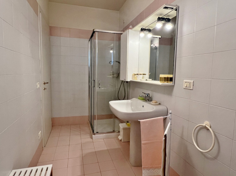 TRICAMERE CON GRANDI TERRAZZE ABITABILI E GARAGE - POSIZIONE DEFILATA DAL TRAFFICO - RIF. 8385
Ne...