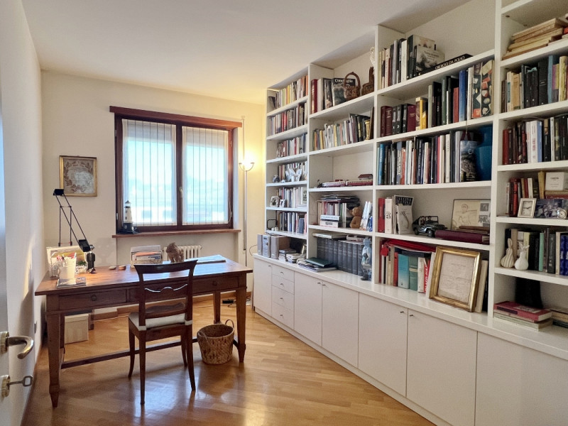 TRICAMERE CON GRANDI TERRAZZE ABITABILI E GARAGE - POSIZIONE DEFILATA DAL TRAFFICO - RIF. 8385
Ne...