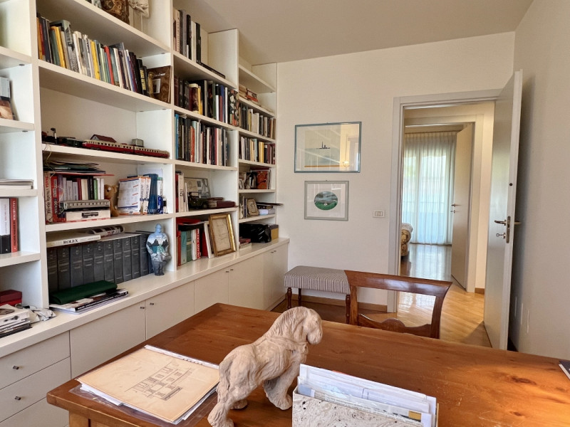 TRICAMERE CON GRANDI TERRAZZE ABITABILI E GARAGE - POSIZIONE DEFILATA DAL TRAFFICO - RIF. 8385
Ne...