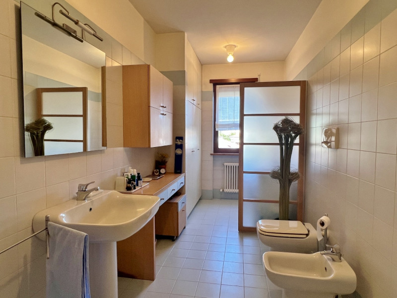 TRICAMERE CON GRANDI TERRAZZE ABITABILI E GARAGE - POSIZIONE DEFILATA DAL TRAFFICO - RIF. 8385
Ne...