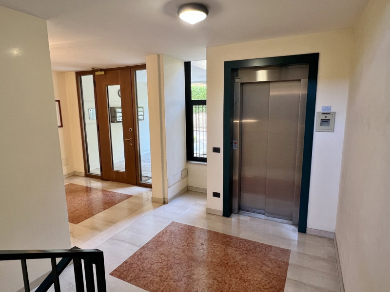 TRICAMERE CON GRANDI TERRAZZE ABITABILI E GARAGE - POSIZIONE DEFILATA DAL TRAFFICO - RIF. 8385
Ne...