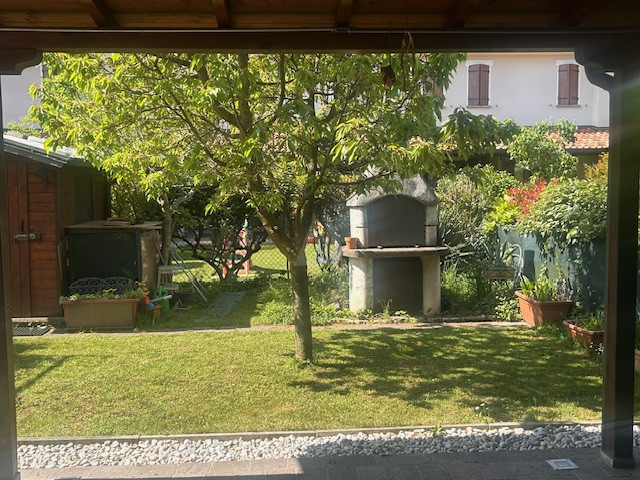 In quartiere residenziale chiuso al traffico casa a schiera centrale con giardino a pochi passi d...