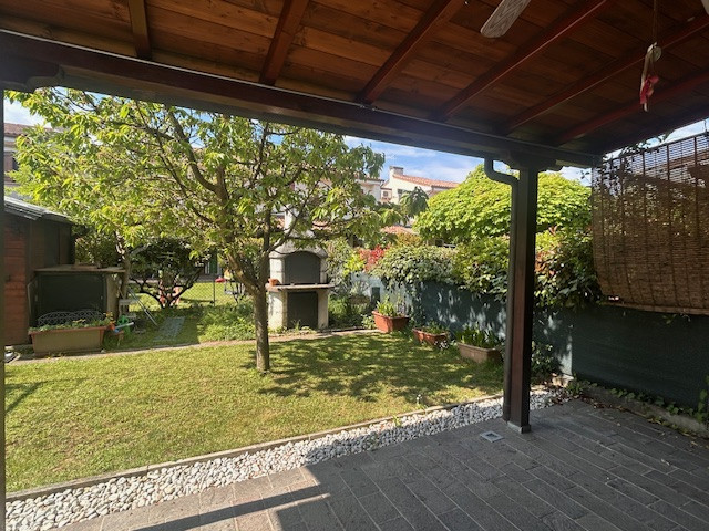 In quartiere residenziale chiuso al traffico casa a schiera centrale con giardino a pochi passi d...