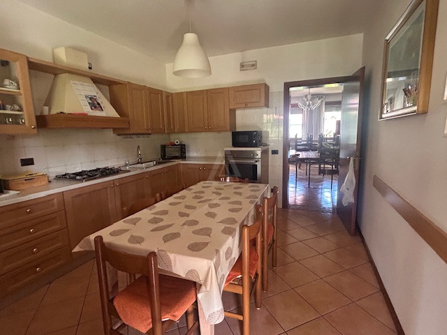 In quartiere residenziale chiuso al traffico casa a schiera centrale con giardino a pochi passi d...