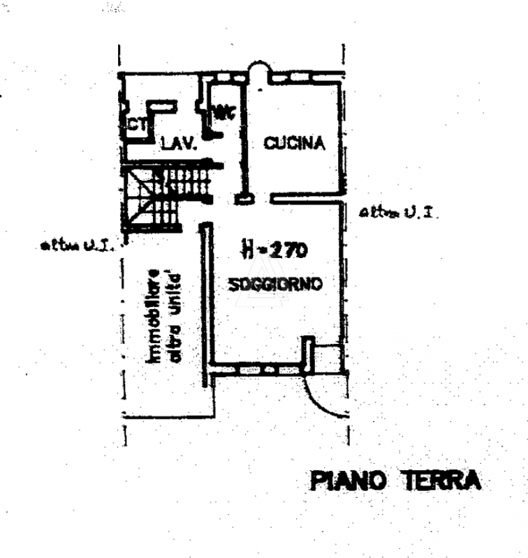 In quartiere residenziale chiuso al traffico casa a schiera centrale con giardino a pochi passi d...