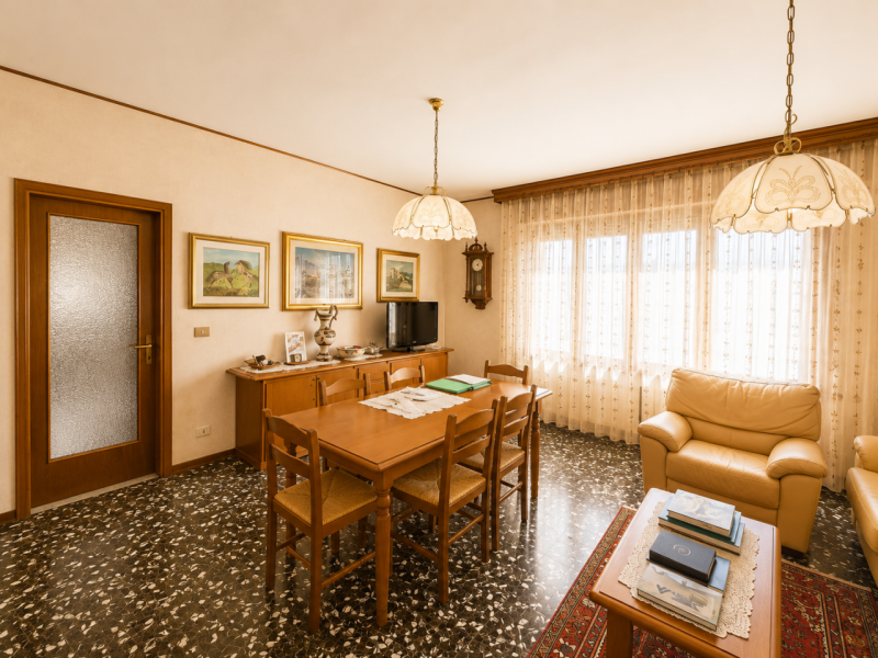 Scoprite questo splendido appartamento situato nel cuore di Biadene, una delle zone più ricercate...