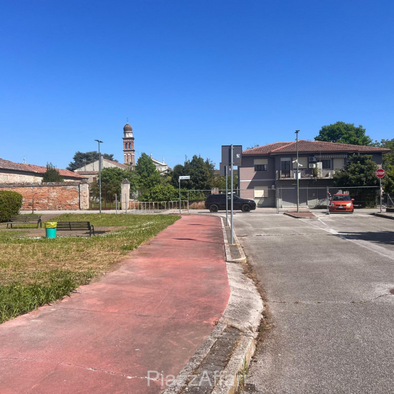 Proponiamo in vendita lotto di terreno edificabile di 670 mq  con capacità edificatoria di 804 mc...