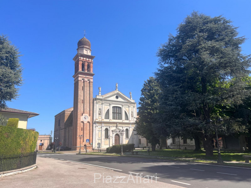 Proponiamo in vendita lotto di terreno edificabile di 670 mq  con capacità edificatoria di 804 mc...