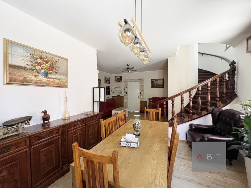 Appartamento in contesto di due unità senza spese condominiali, situato al piano terra e primo co...