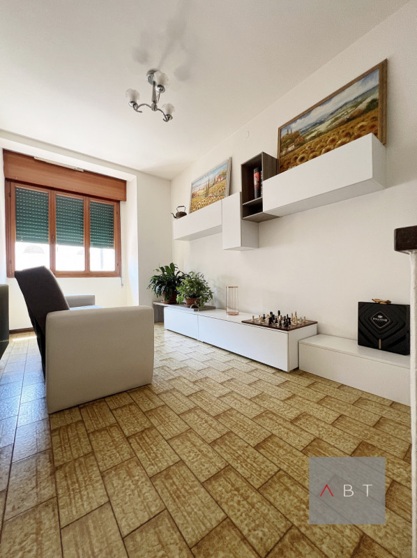 Appartamento in contesto di due unità senza spese condominiali, situato al piano terra e primo co...