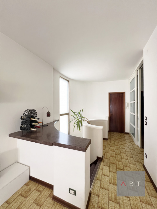 Appartamento in contesto di due unità senza spese condominiali, situato al piano terra e primo co...