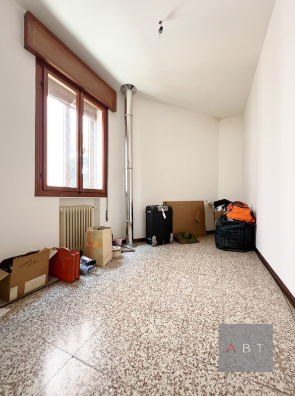 Appartamento in contesto di due unità senza spese condominiali, situato al piano terra e primo co...