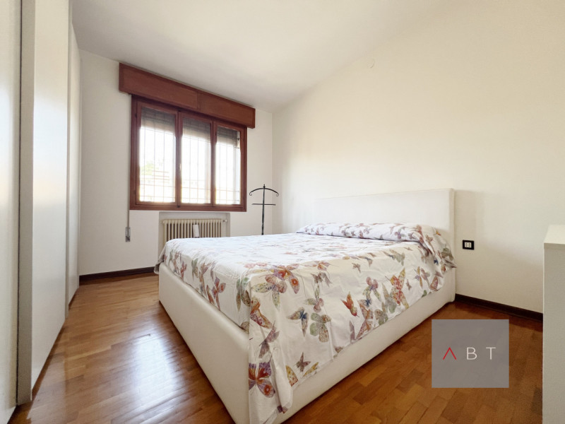 Appartamento in contesto di due unità senza spese condominiali, situato al piano terra e primo co...