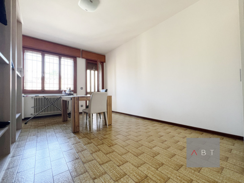Appartamento in contesto di due unità senza spese condominiali, situato al piano terra e primo co...