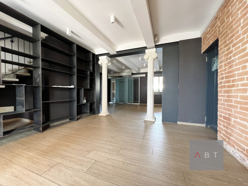 Immobile ristrutturato nel 2021 ad uso commerciale di circa 280 mq. ed in parte residenziale di c...