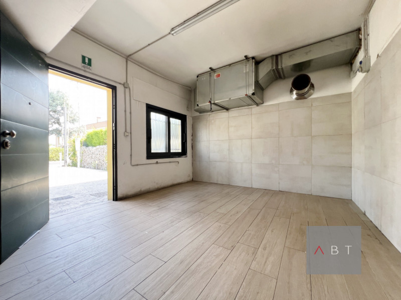 Immobile ristrutturato nel 2021 ad uso commerciale di circa 280 mq. ed in parte residenziale di c...