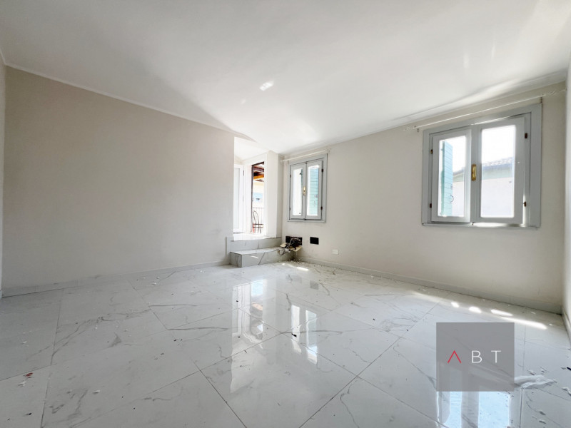 Immobile ristrutturato nel 2021 ad uso commerciale di circa 280 mq. ed in parte residenziale di c...