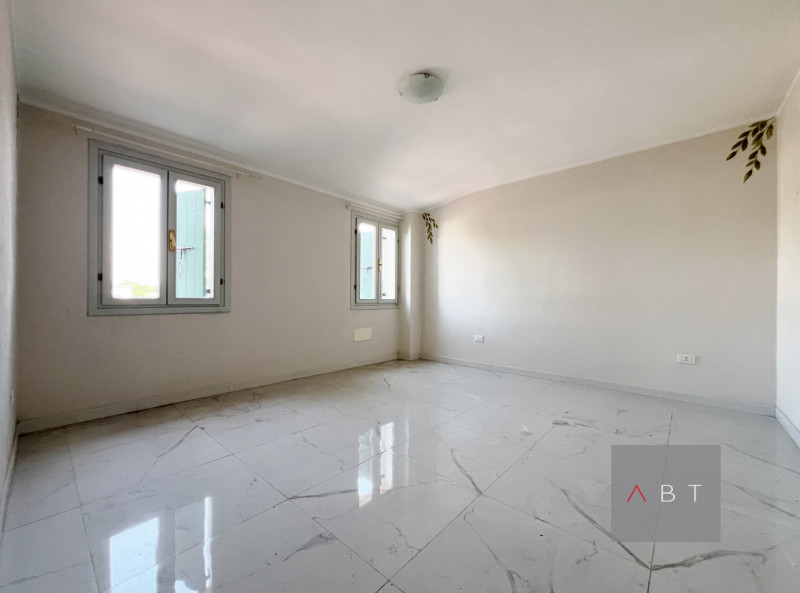 Immobile ristrutturato nel 2021 ad uso commerciale di circa 280 mq. ed in parte residenziale di c...
