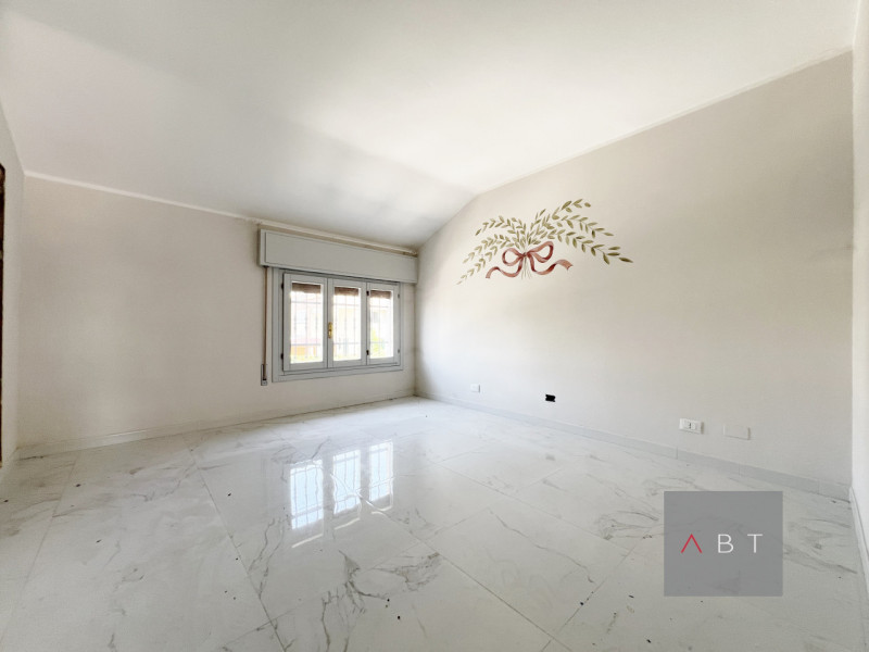 Immobile ristrutturato nel 2021 ad uso commerciale di circa 280 mq. ed in parte residenziale di c...