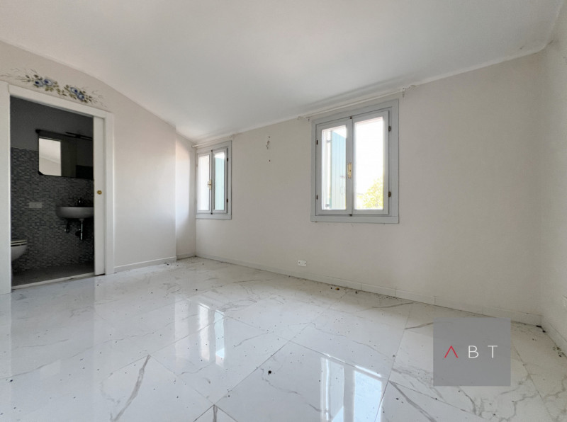 Immobile ristrutturato nel 2021 ad uso commerciale di circa 280 mq. ed in parte residenziale di c...