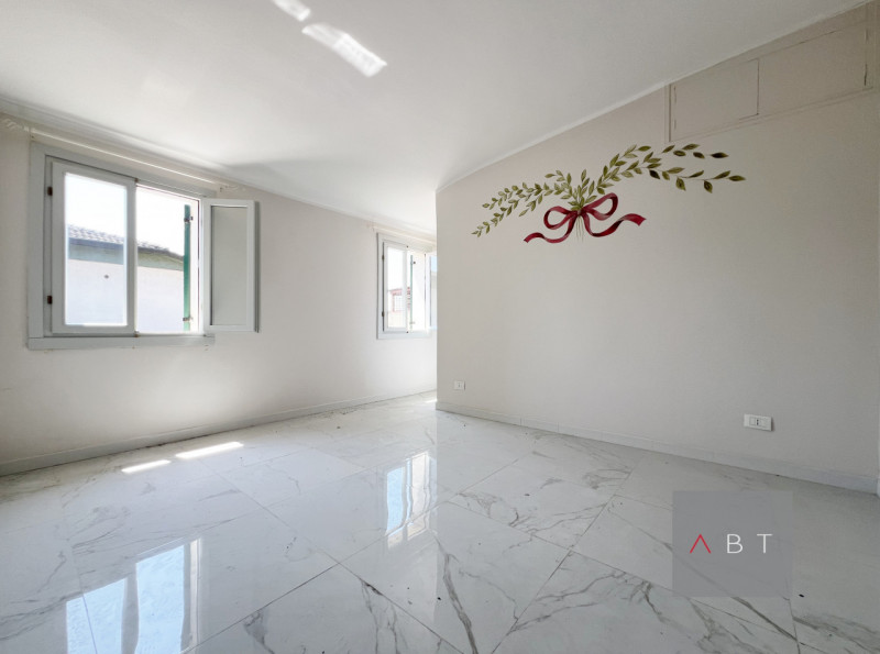 Immobile ristrutturato nel 2021 ad uso commerciale di circa 280 mq. ed in parte residenziale di c...