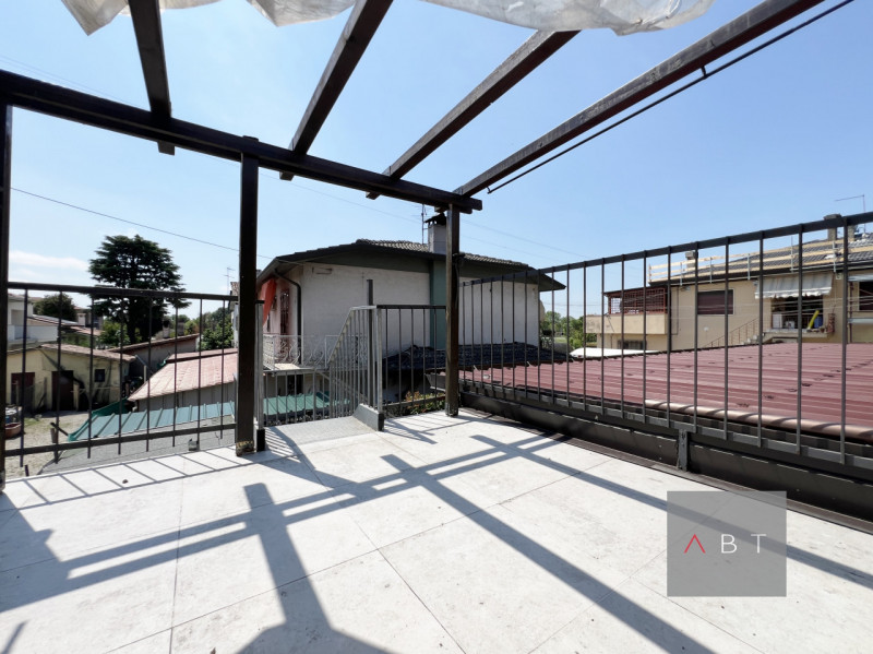 Immobile ristrutturato nel 2021 ad uso commerciale di circa 280 mq. ed in parte residenziale di c...