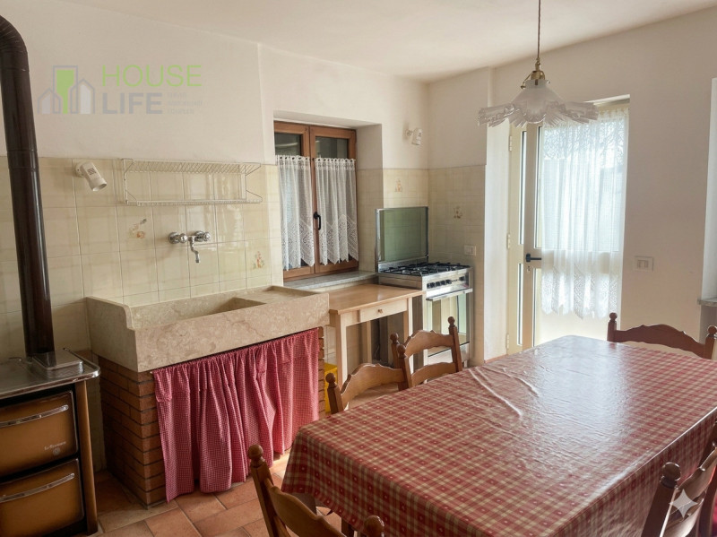 STARO (Valli del Pasubio): CASA INDIPENDENTE di 180 mq con corte e orto esclusivi. EURO 68.000.

...