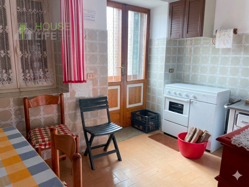 STARO (Valli del Pasubio): CASA INDIPENDENTE di 180 mq con corte e orto esclusivi. EURO 68.000.

...