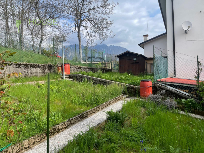 STARO (Valli del Pasubio): CASA INDIPENDENTE di 180 mq con corte e orto esclusivi. EURO 68.000.

...