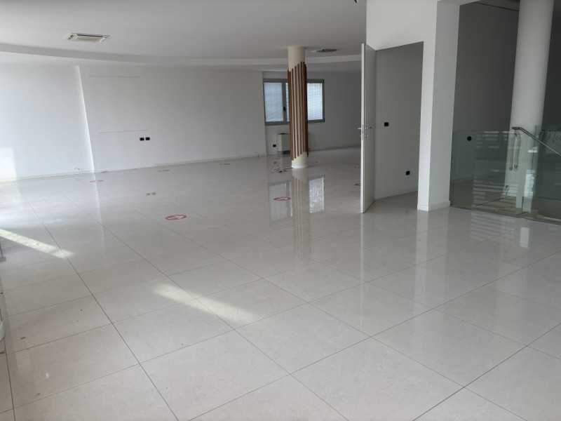 CONTATTARE ANDREA: 3288822042

Scopri un'opportunità unica di investimento con questo spazioso ne...