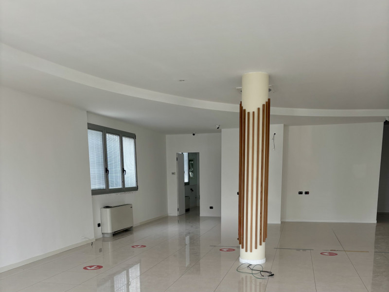 CONTATTARE ANDREA: 3288822042

Scopri un'opportunità unica di investimento con questo spazioso ne...