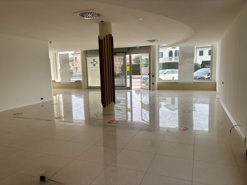 CONTATTARE ANDREA: 3288822042

Scopri un'opportunità unica di investimento con questo spazioso ne...