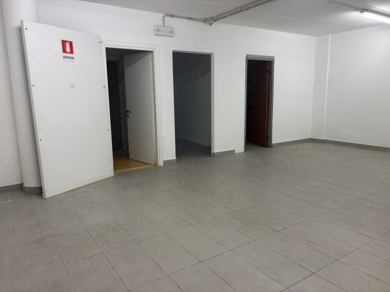 CONTATTARE ANDREA: 3288822042

Scopri un'opportunità unica di investimento con questo spazioso ne...