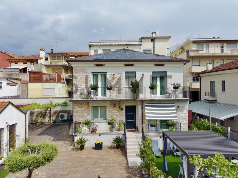 SCHIO - CENTRO: Bellissima CASA completamente arredata con due appartamenti BICAMERE ristrutturat...