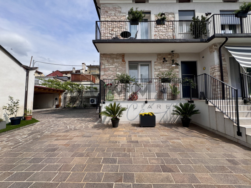 SCHIO - CENTRO: Bellissima CASA completamente arredata con due appartamenti BICAMERE ristrutturat...