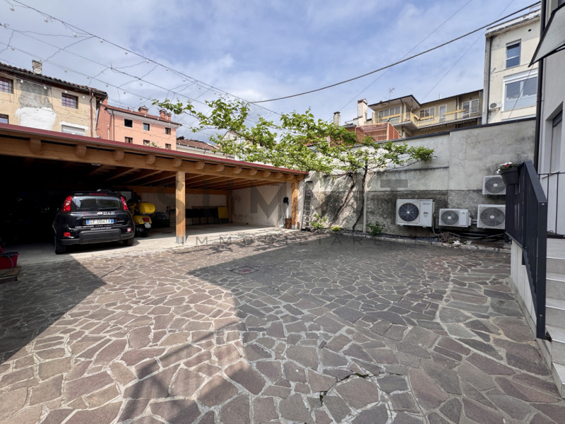 SCHIO - CENTRO: Bellissima CASA completamente arredata con due appartamenti BICAMERE ristrutturat...