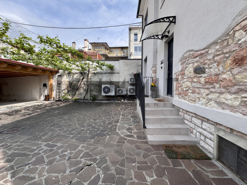 SCHIO - CENTRO: Bellissima CASA completamente arredata con due appartamenti BICAMERE ristrutturat...